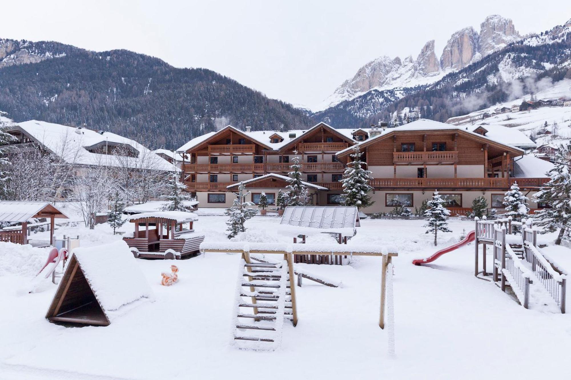 Hotel Sella Ronda Serenella Campitello di Fassa Buitenkant foto